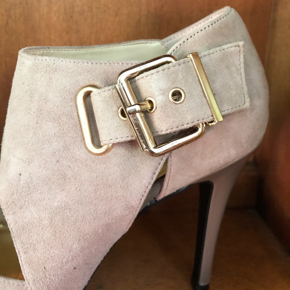 High Heels - Picture 3 of 3